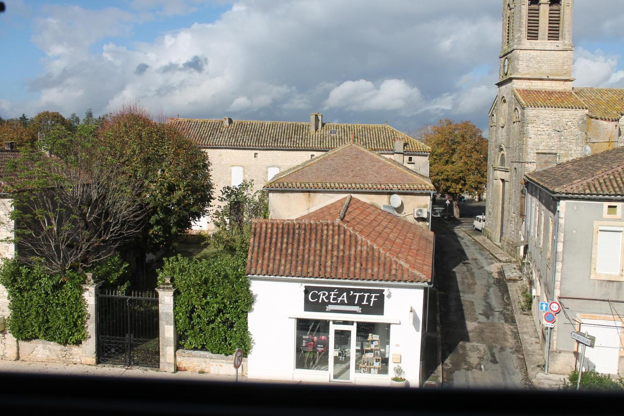 Logis Hotels- Auberge De La Tour - Hotel Et Restaurant Sauzet  Exteriör bild